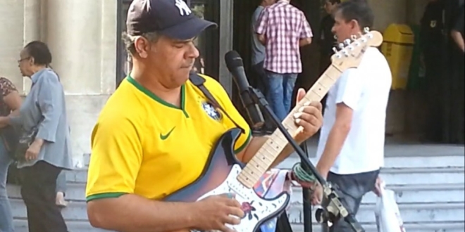 musico-de-rua-brasileiro-faz-cov-1024x575