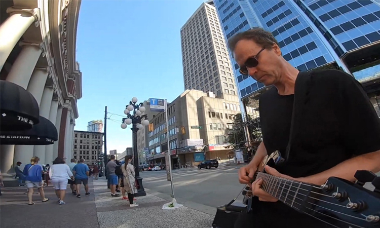“Where Do You Think You’re Going” – Guitarist Plays Extended Jam Tribute to Mark Knopfler
