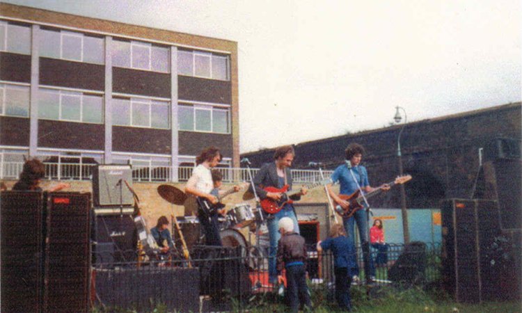 July 9, 1977 – Dire Straits had Their First Ever Gig (Video)