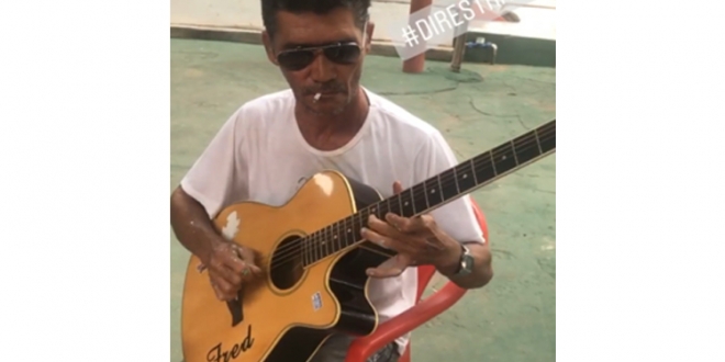 Unknown Brazilian painter who played "Sultans of Swing" on acoustic guitar!