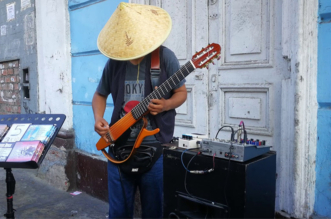 Joe Moraya playing Sultans of Swing on a Yamaha Silent Guitar in Lima