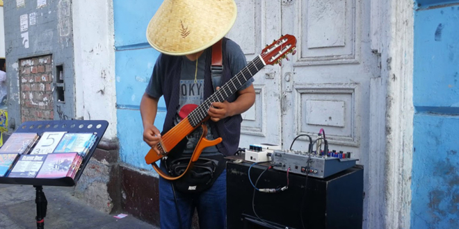Joe Moraya playing Sultans of Swing on a Yamaha Silent Guitar in Lima